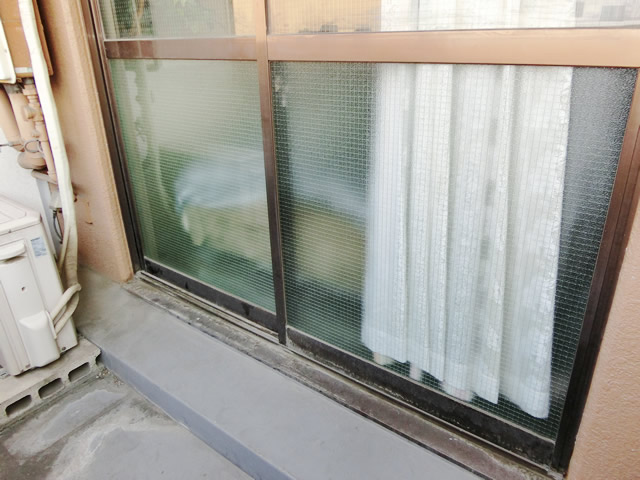 掃出し窓のガラス修理、交換　網入り型ガラス　名古屋市熱田区